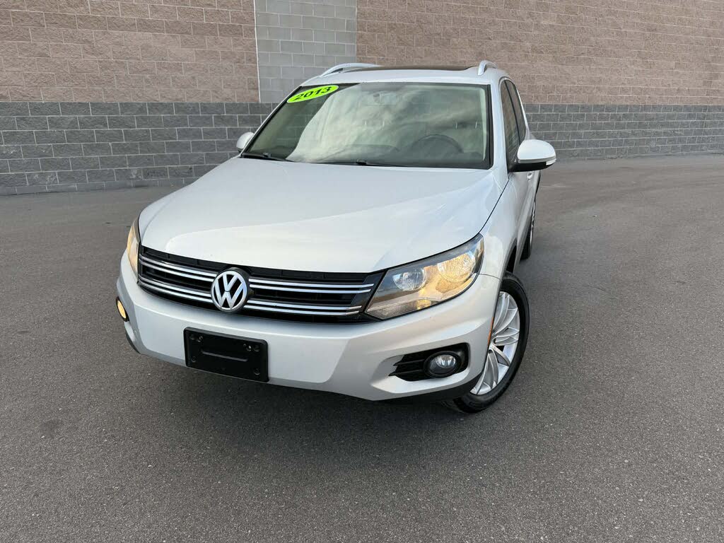 2013 Volkswagen Tiguan SE 4Motion with Sunroof and Navigation