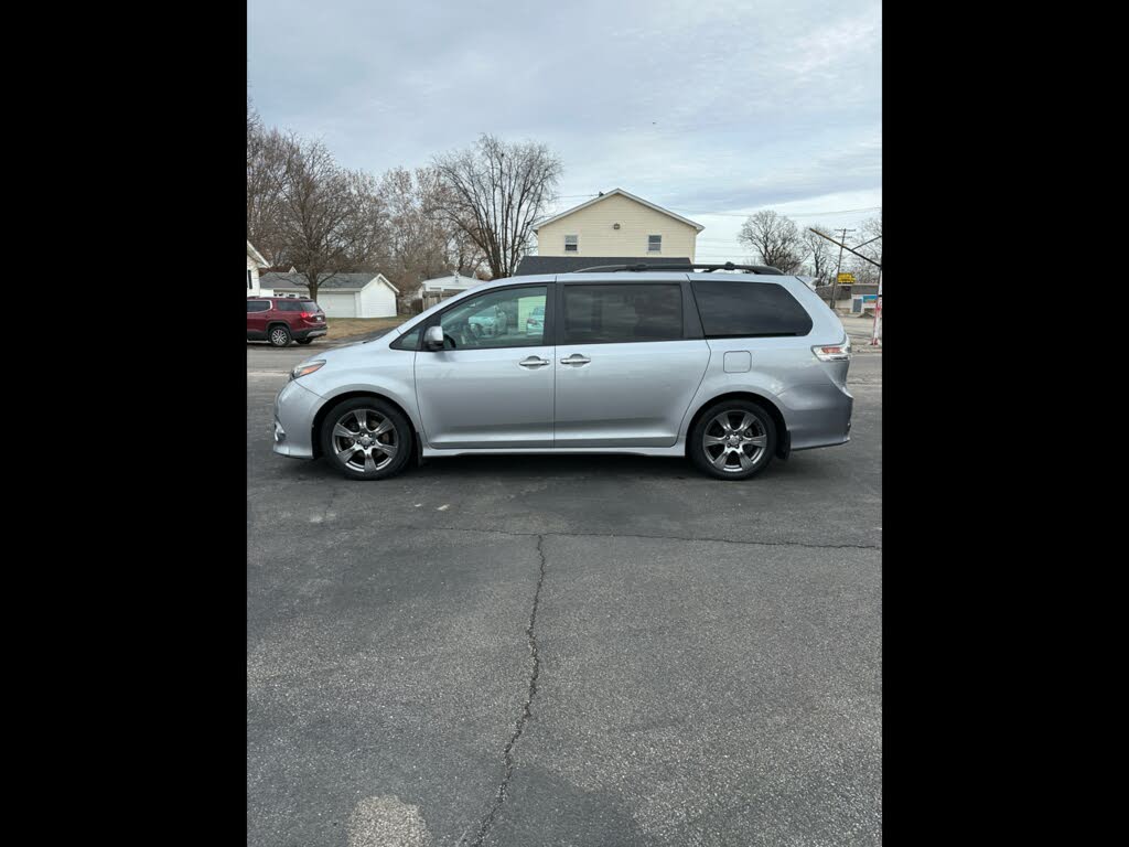 2017 Toyota Sienna SE 8-Passenger FWD
