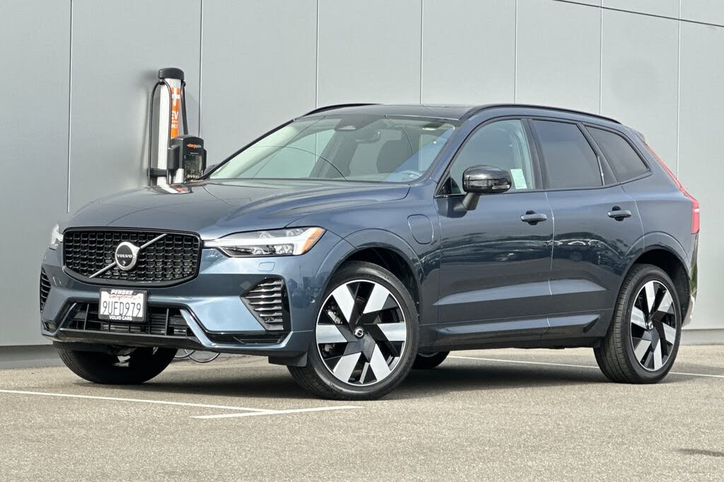 2025 Volvo XC60 Recharge T8 Plus Dark Theme eAWD