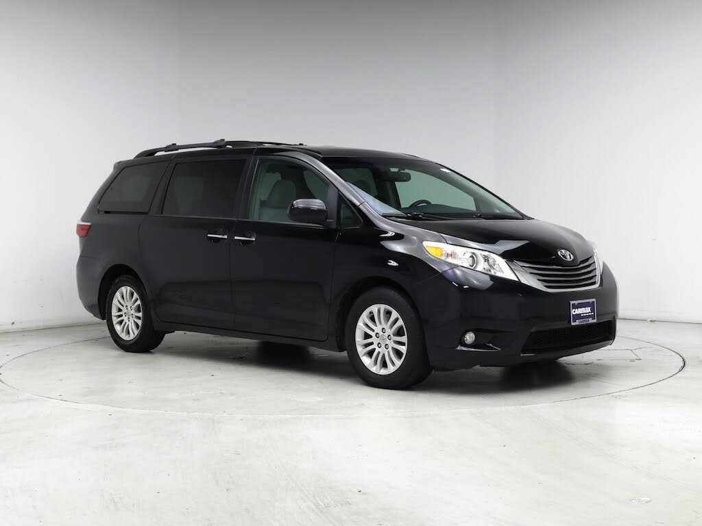 2017 Toyota Sienna XLE 7-Passenger Auto Access Seat FWD