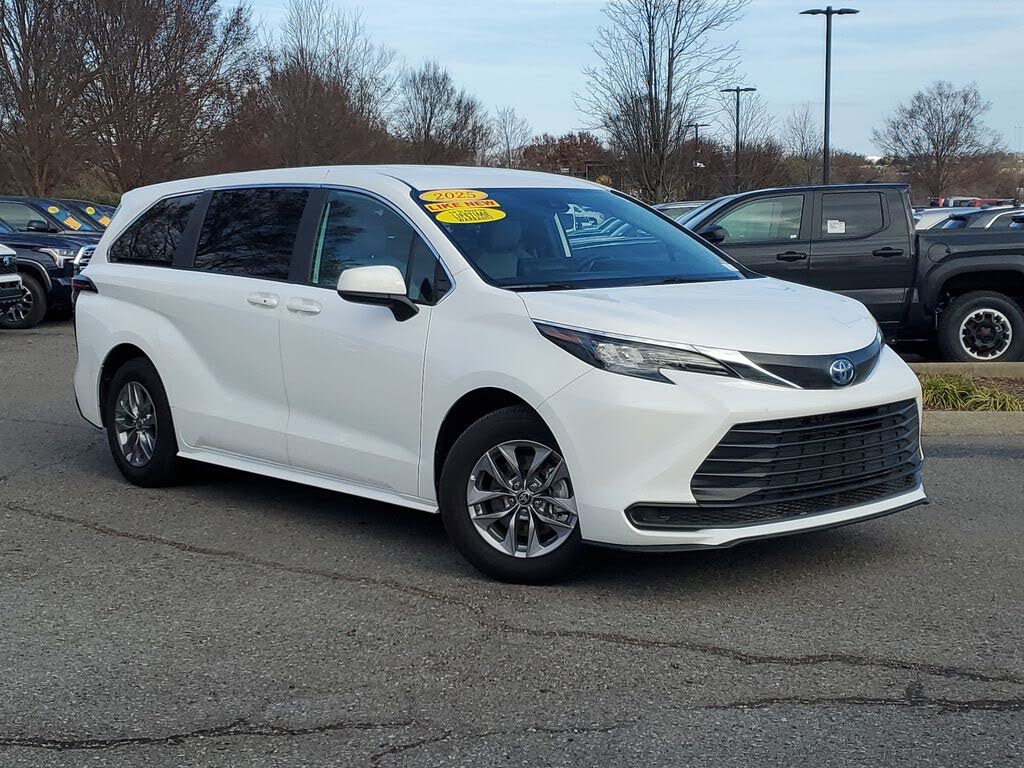 2025 Toyota Sienna LE 8-Passenger AWD