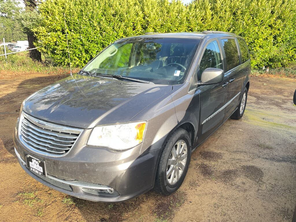 2016 Chrysler Town & Country Touring FWD