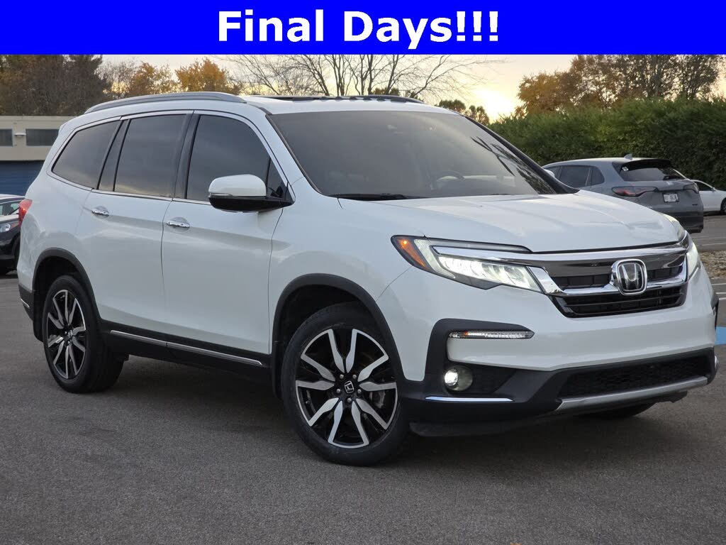 2022 Honda Pilot Touring AWD with Rear Captain's Chairs