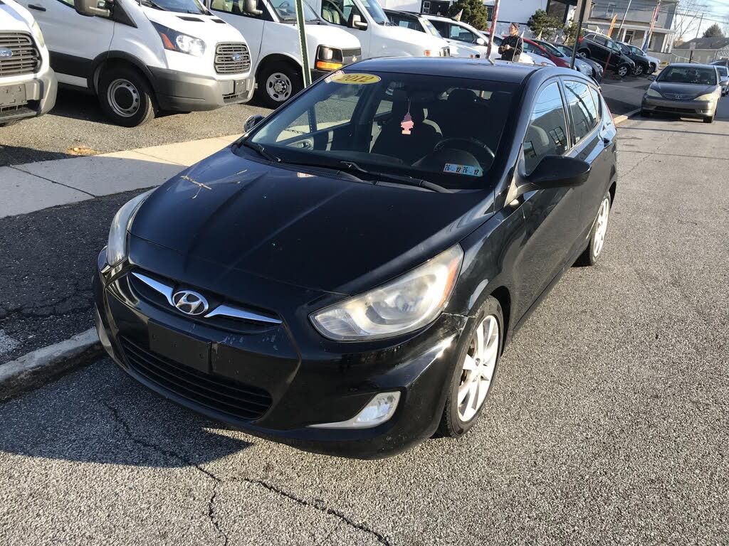 2012 Hyundai Accent SE 4-Door Hatchback FWD