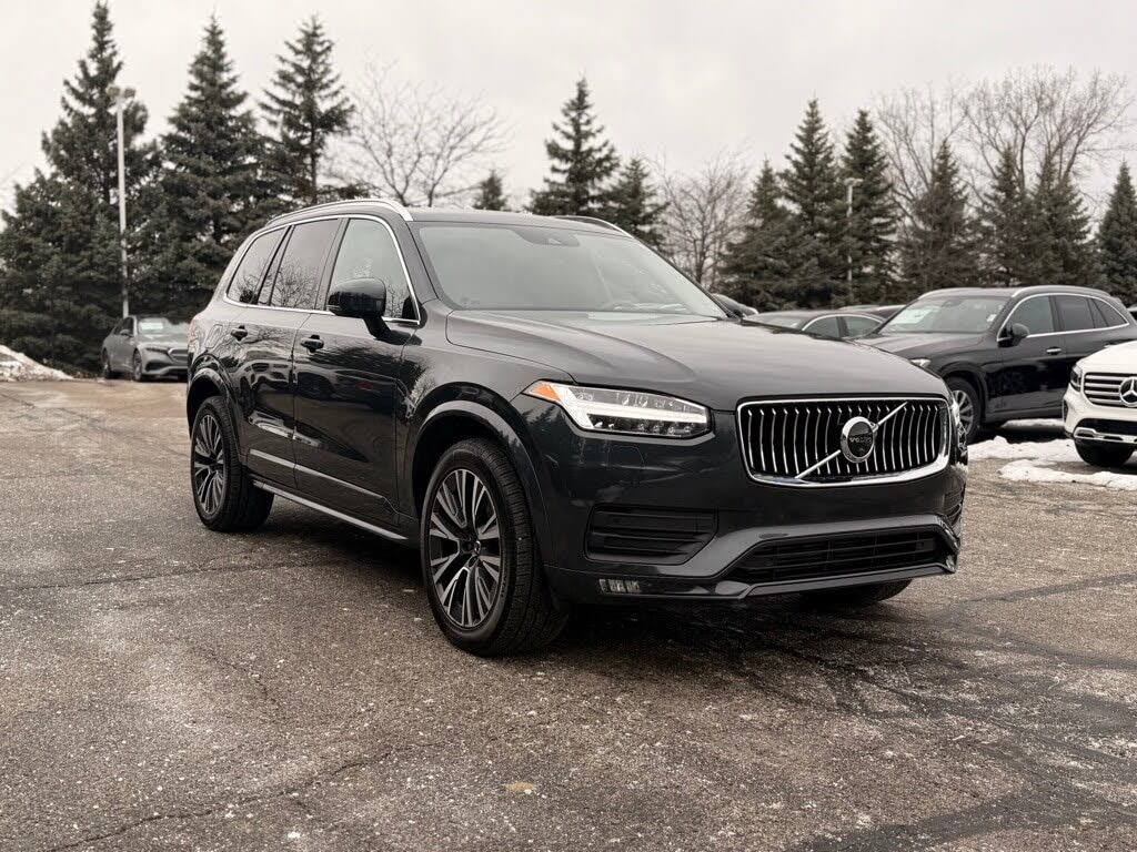 2022 Volvo XC90 T6 Momentum 7-Passenger AWD