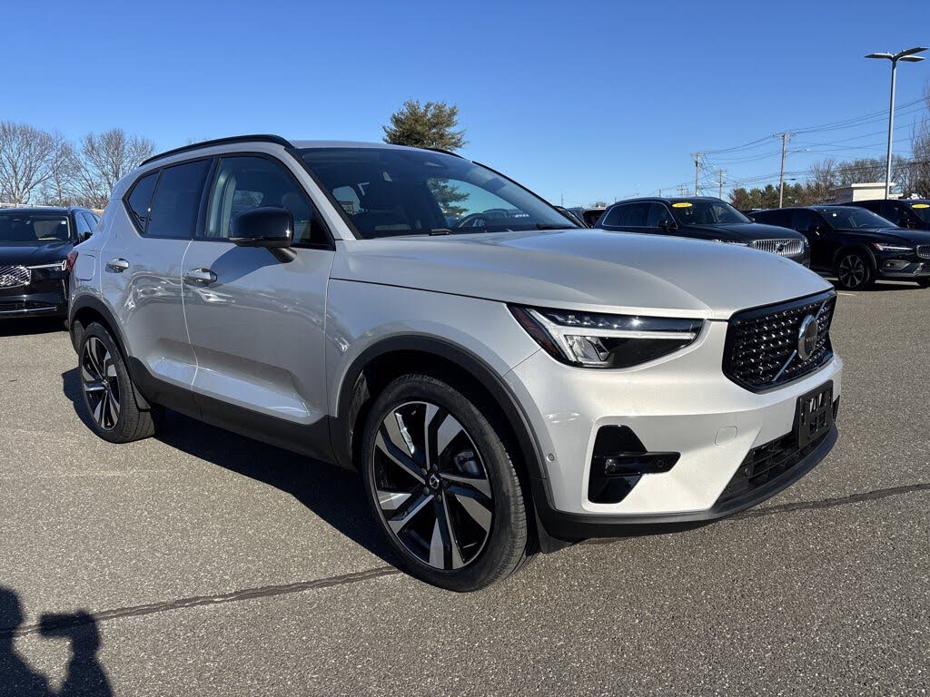 2025 Volvo XC40 B5 Plus Dark Theme AWD