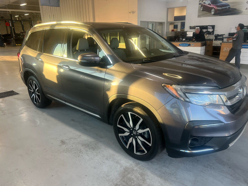 2019 Honda Pilot Touring AWD with Rear Captain's Chairs
