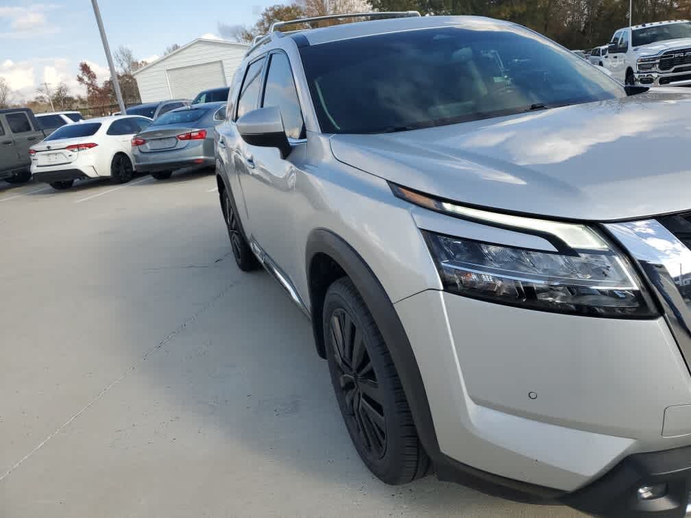 2022 Nissan Pathfinder Platinum FWD