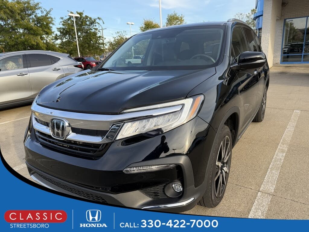 2022 Honda Pilot Touring AWD with Rear Captain's Chairs