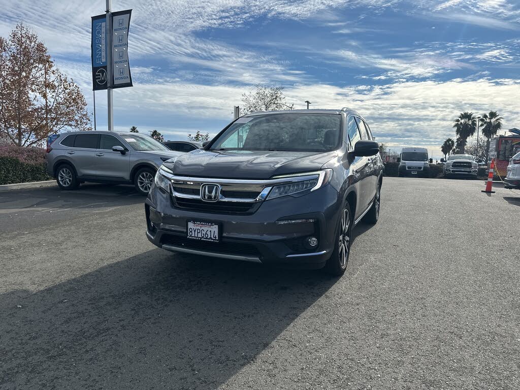 2022 Honda Pilot Touring FWD with Rear Captain's Chairs