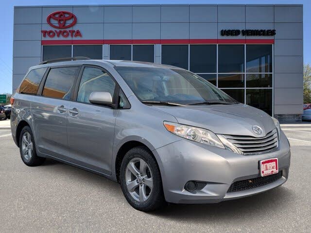 2017 Toyota Sienna LE 7-Passenger Auto Access Seat FWD