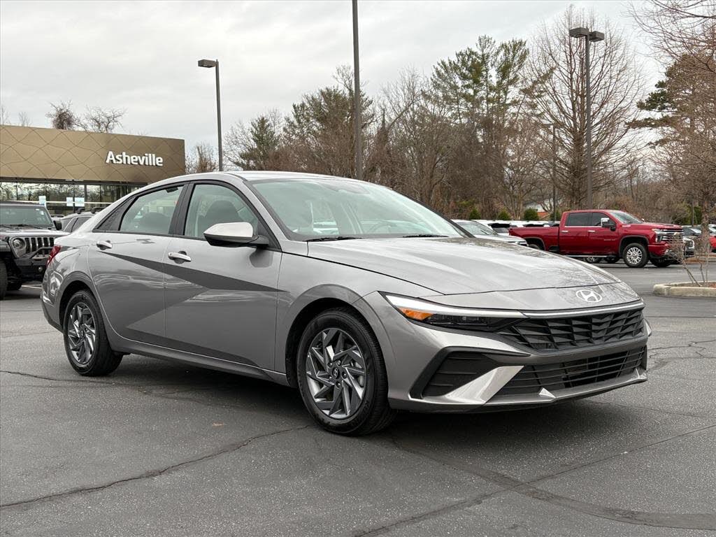 2024 Hyundai Elantra SEL FWD