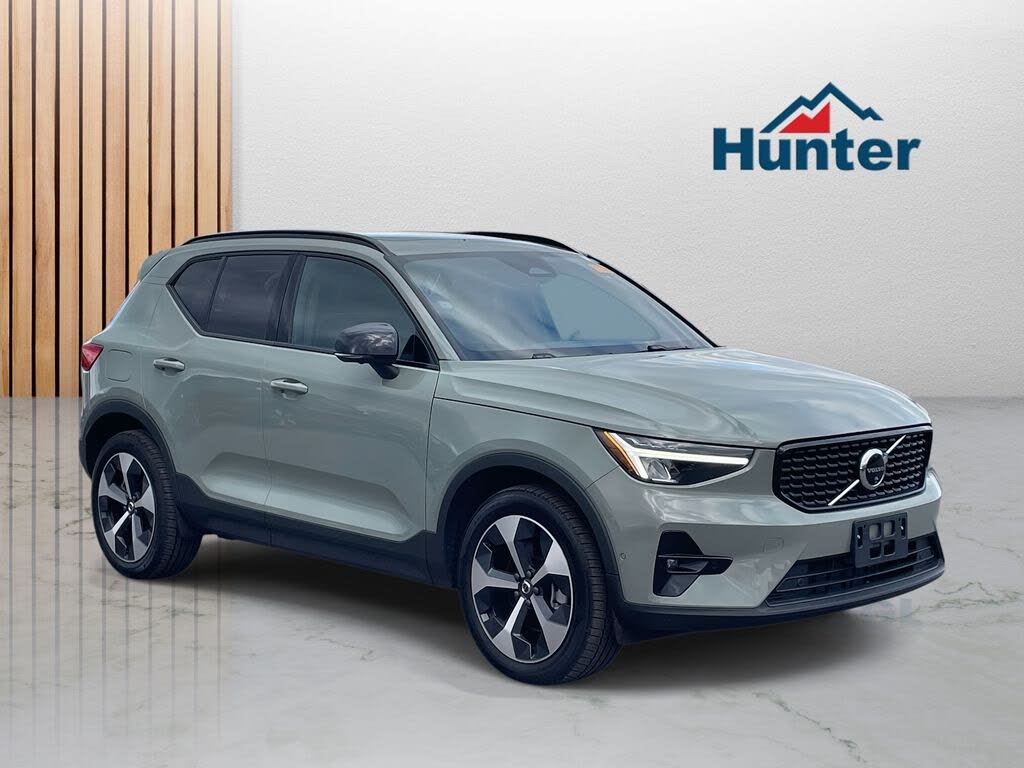 2025 Volvo XC40 B5 Plus Dark Theme AWD