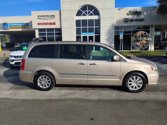 2016 Chrysler Town & Country Touring FWD