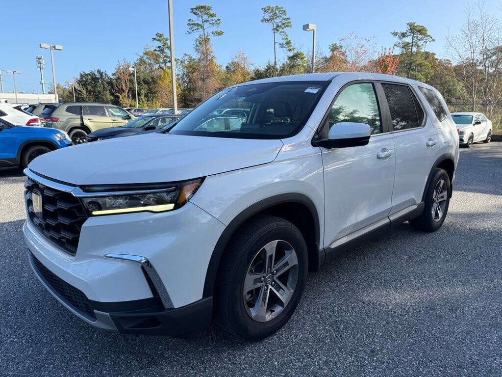 2023 Honda Pilot EX-L FWD with Captains Chairs