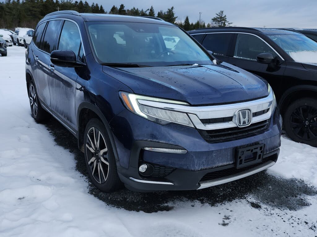 2021 Honda Pilot Touring AWD with Rear Captains Chairs