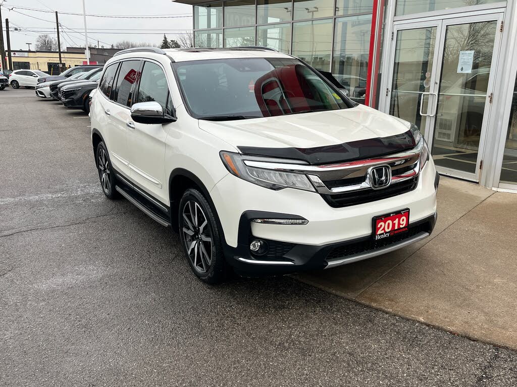 2019 Honda Pilot Touring AWD with Rear Captain's Chairs