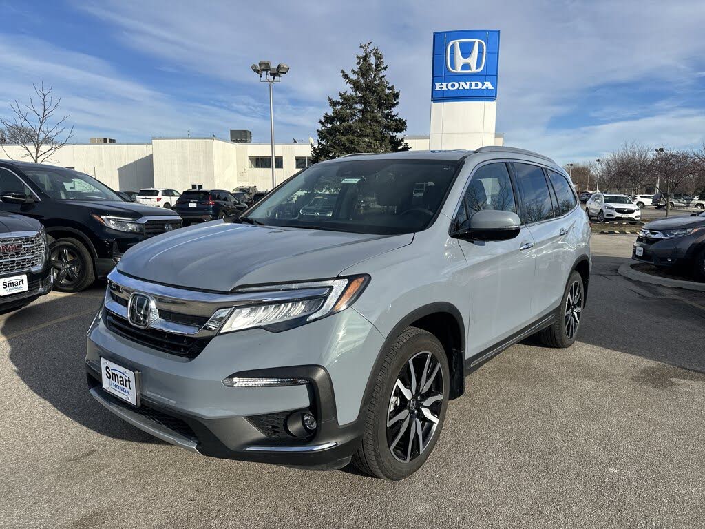 2022 Honda Pilot Touring AWD with Rear Captain's Chairs