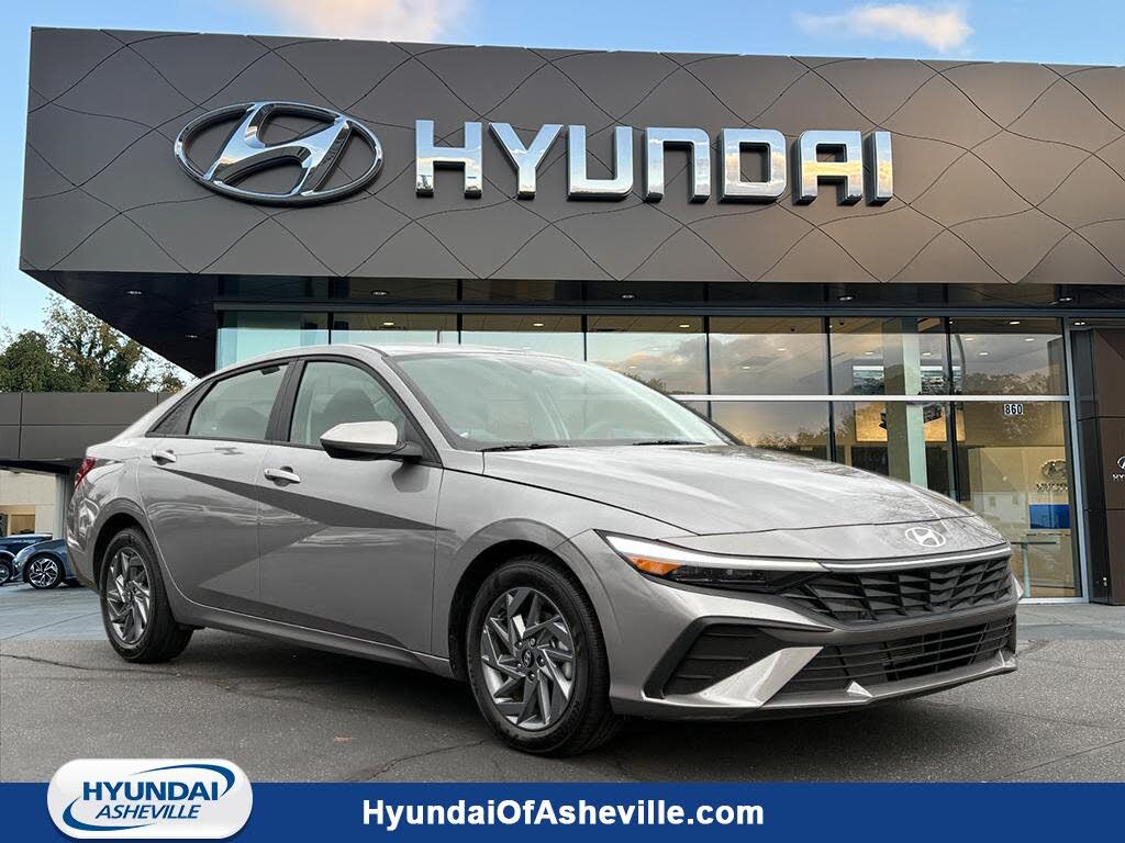 2024 Hyundai Elantra SEL FWD