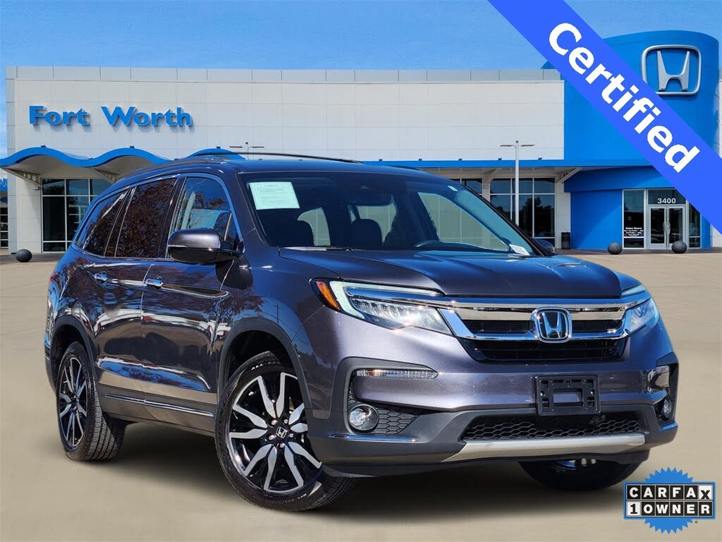 2022 Honda Pilot Touring AWD with Rear Captain's Chairs