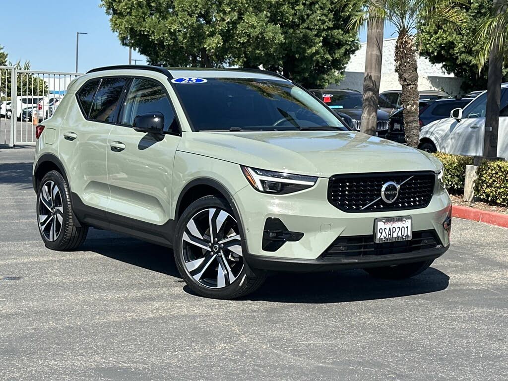 2025 Volvo XC40 B5 Ultra Dark Theme AWD