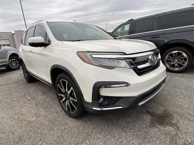 2019 Honda Pilot Touring FWD with Rear Captain's Chairs