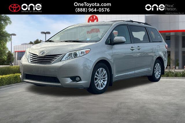 2017 Toyota Sienna XLE 7-Passenger Auto Access Seat FWD
