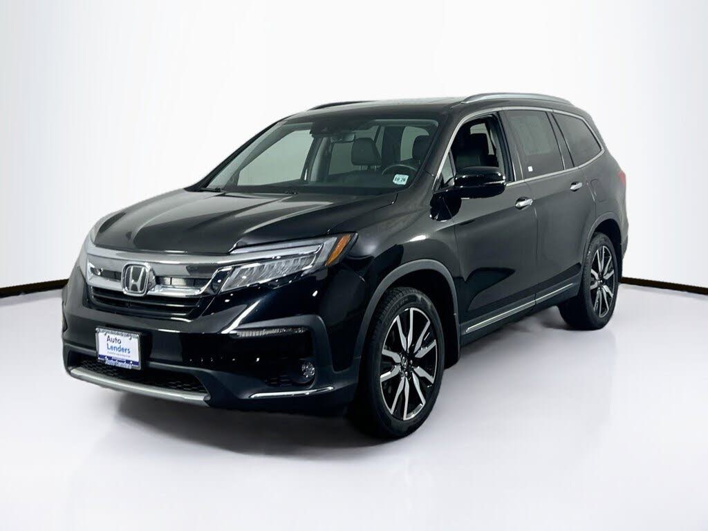 2022 Honda Pilot Touring AWD with Rear Captain's Chairs