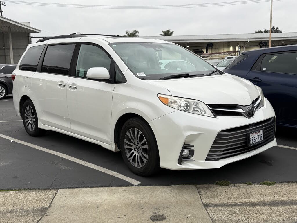2019 Toyota Sienna XLE 7-Passenger FWD with Auto-Access Seat