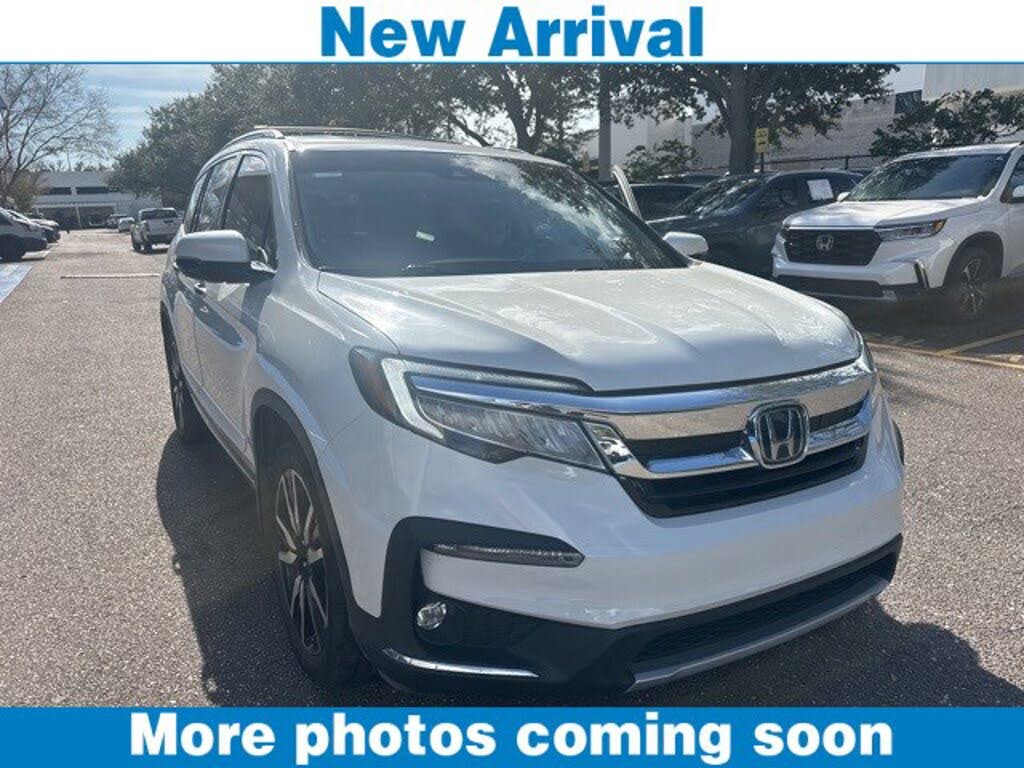2022 Honda Pilot Touring AWD with Rear Captain's Chairs