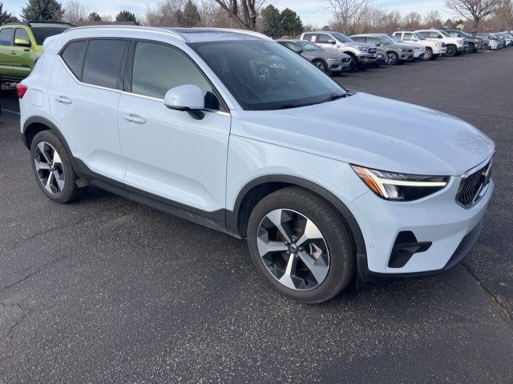 2025 Volvo XC40 B5 Plus Bright Theme AWD