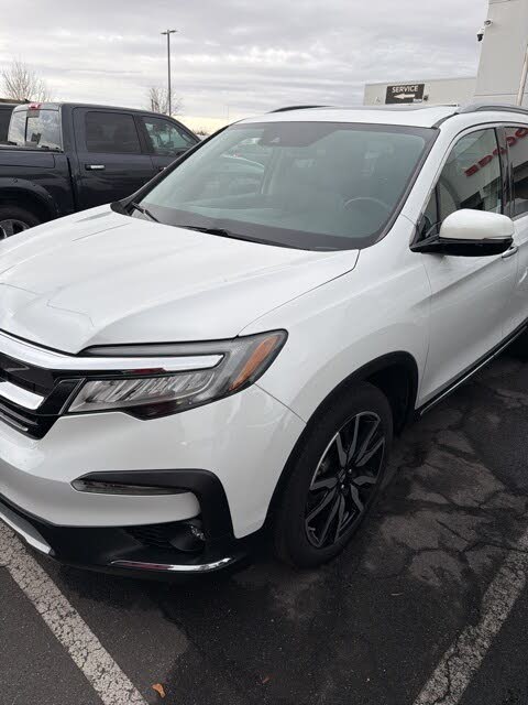 2021 Honda Pilot Touring FWD with Rear Captains Chairs