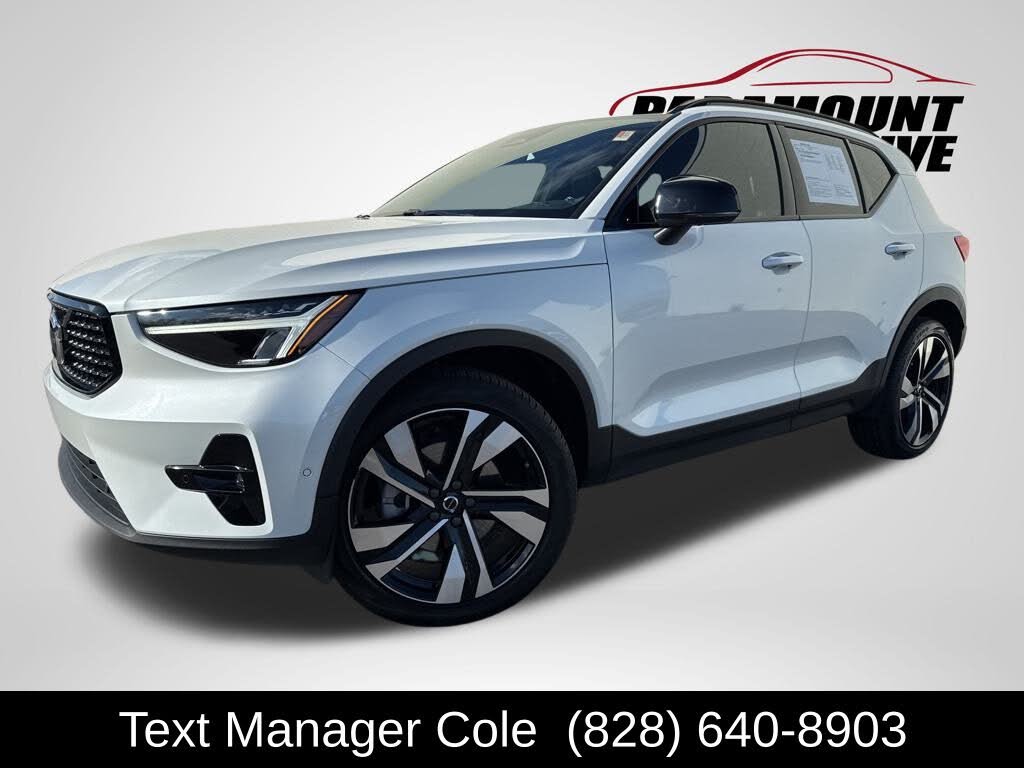 2024 Volvo XC40 B5 Plus Dark Theme AWD