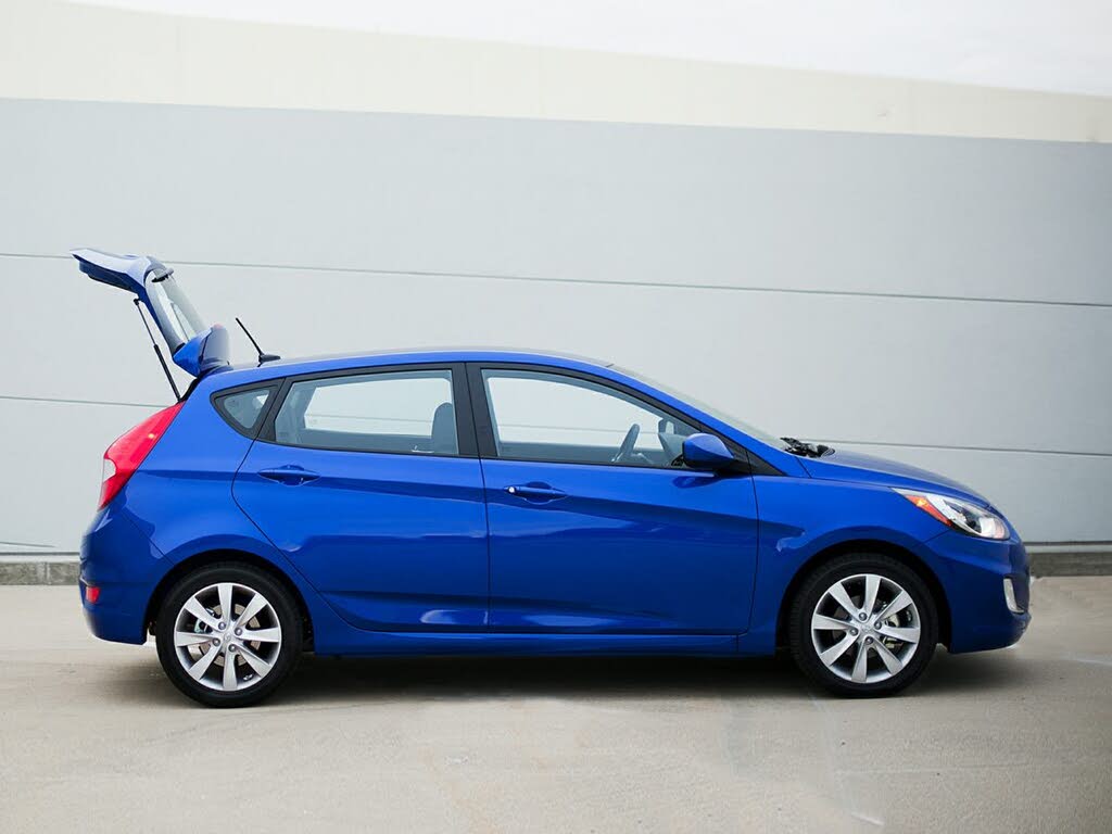 2013 Hyundai Accent SE 4-Door Hatchback FWD