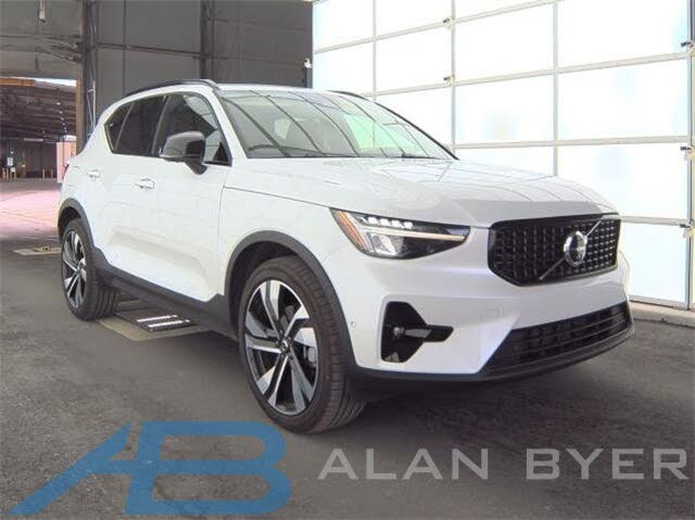 2025 Volvo XC40 B5 Plus Dark Theme AWD