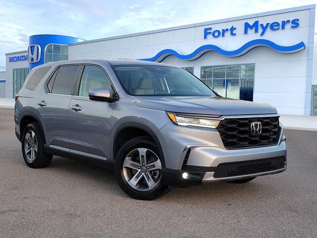 2024 Honda Pilot EX-L FWD with Captains Chairs