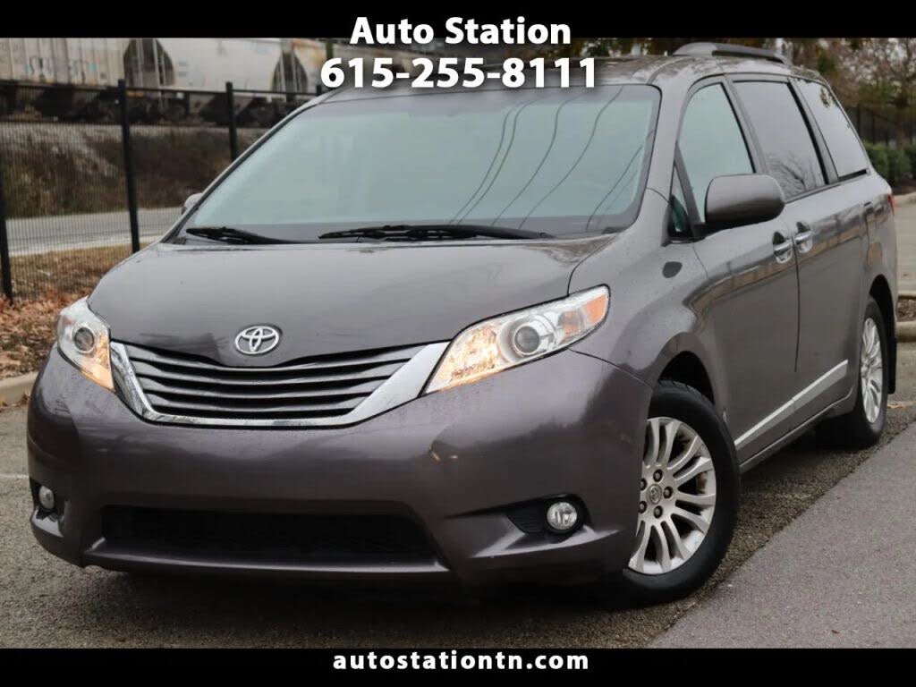 2017 Toyota Sienna XLE 7-Passenger Auto Access Seat FWD