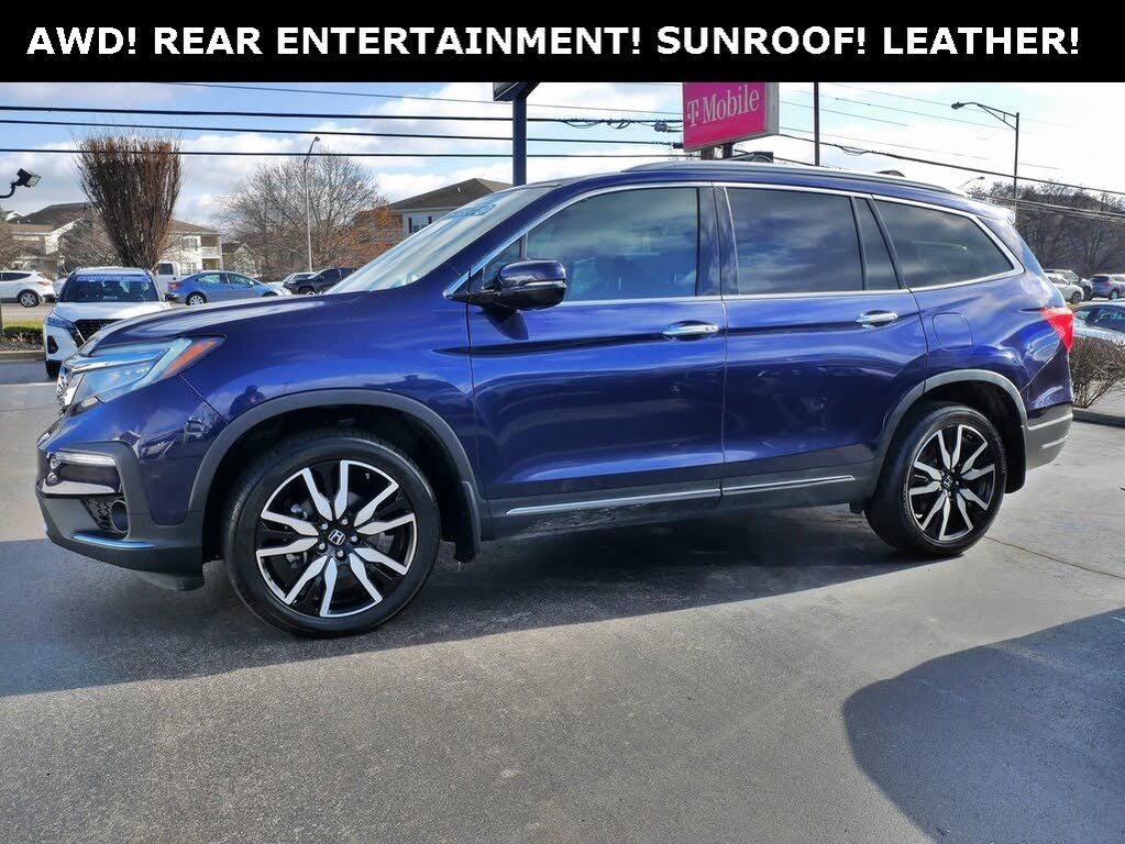 2020 Honda Pilot Touring AWD with Rear Captain's Chairs