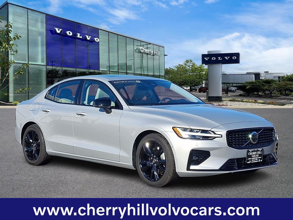 2023 Volvo S60 B5 Plus Dark Theme FWD