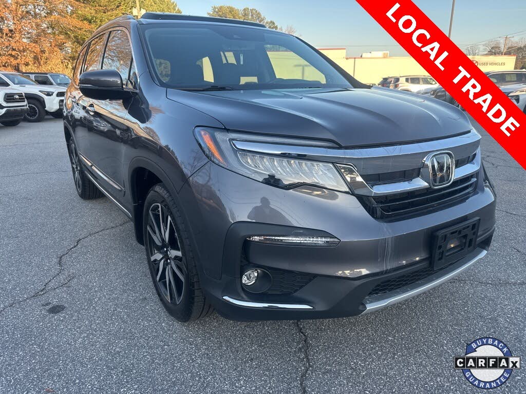2022 Honda Pilot Touring FWD with Rear Captain's Chairs