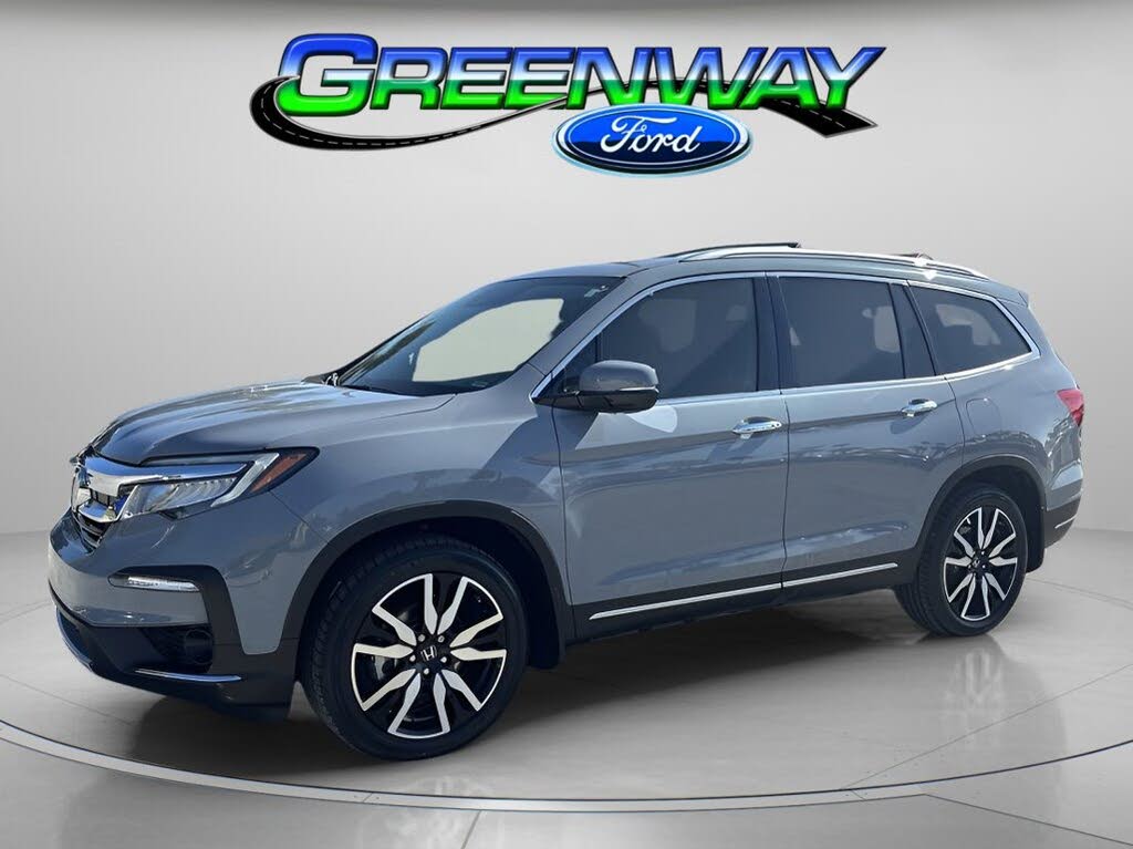 2022 Honda Pilot Touring FWD with Rear Captain's Chairs