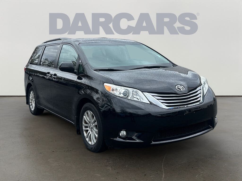 2017 Toyota Sienna XLE 7-Passenger Auto Access Seat FWD
