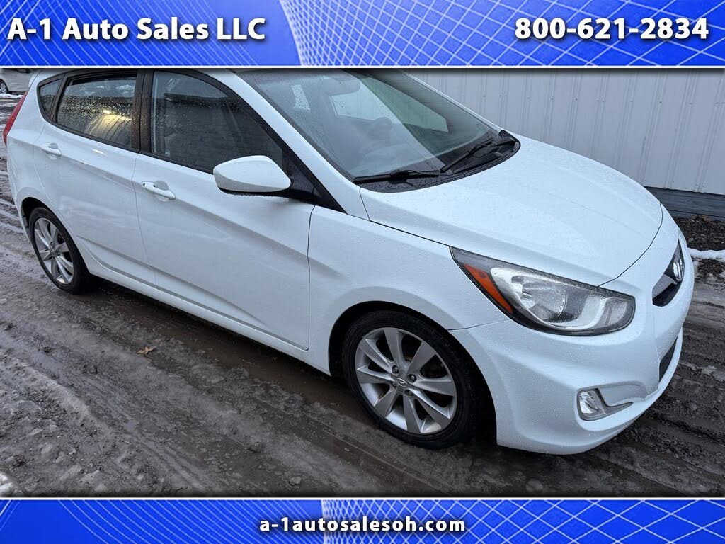 2012 Hyundai Accent SE 4-Door Hatchback FWD
