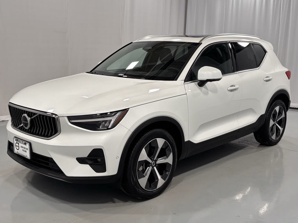 2025 Volvo XC40 B5 Plus Bright Theme AWD