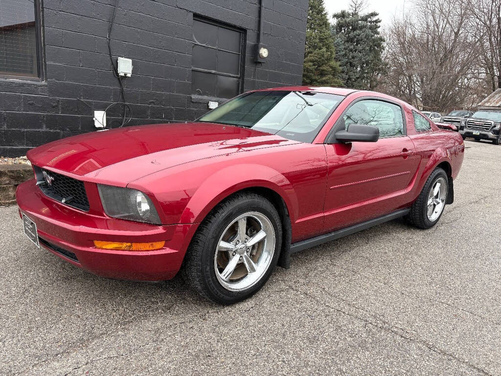 2005 Ford Mustang V6 Deluxe Coupe RWD