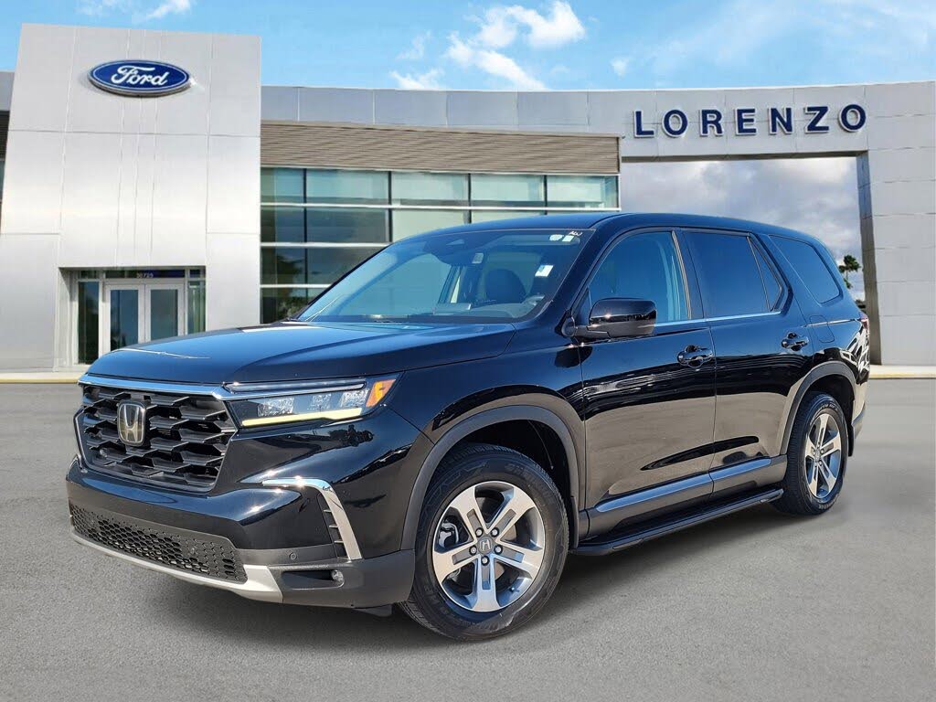 2023 Honda Pilot EX-L FWD with Captains Chairs