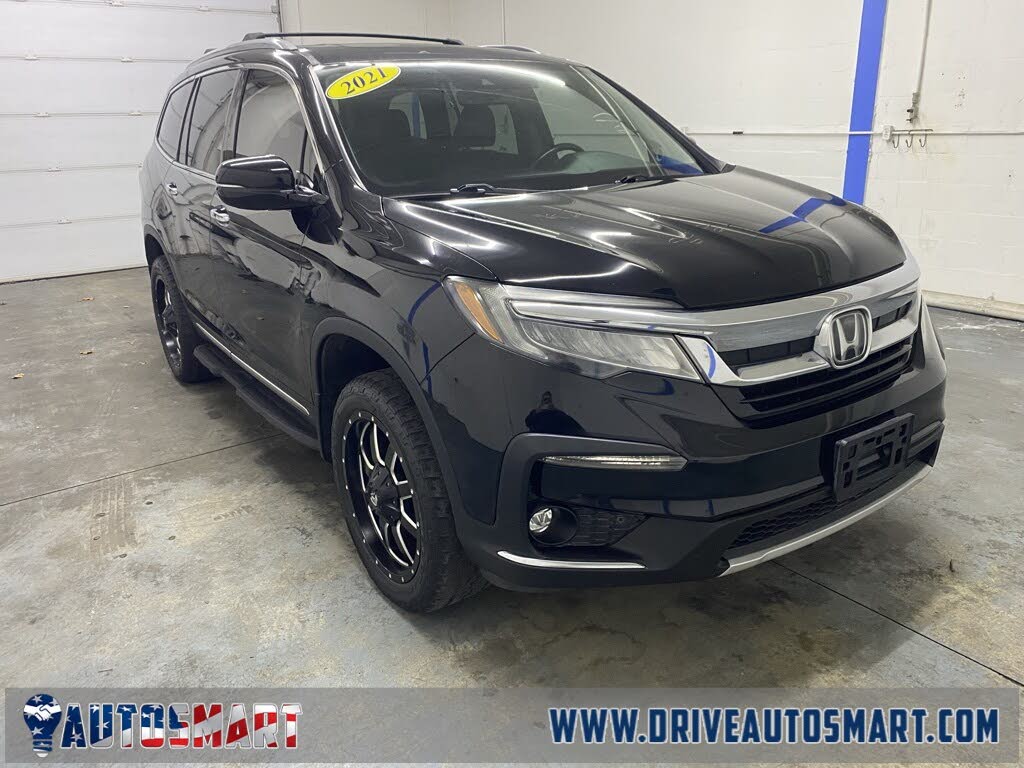 2021 Honda Pilot Touring AWD with Rear Captains Chairs