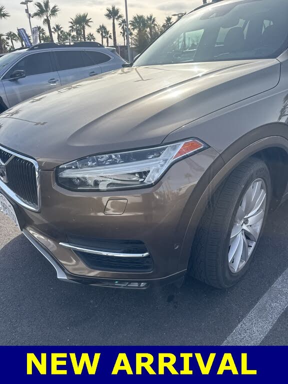 2017 Volvo XC90 T6 Momentum AWD