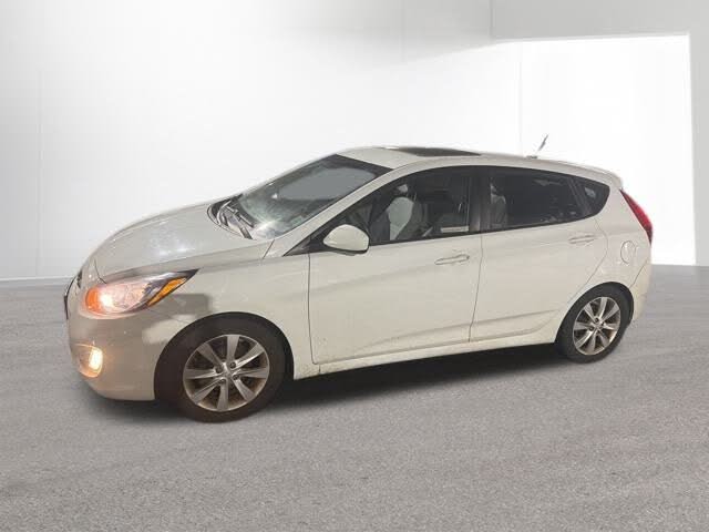 2012 Hyundai Accent SE 4-Door Hatchback FWD