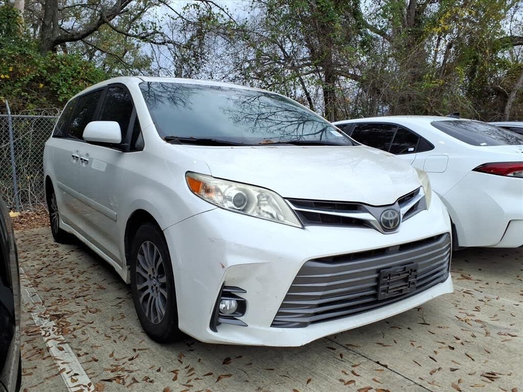 2020 Toyota Sienna XLE 7-Passenger FWD with Auto-Access Seat